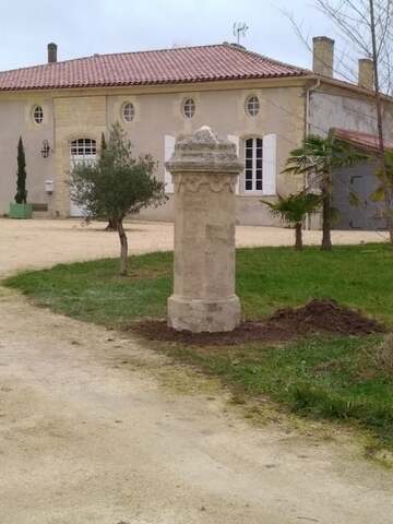 Pose des piliers d'entrée près de Bordeaux 