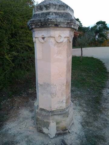 Pose des piliers d'entrée près de Bordeaux 