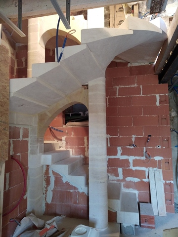 Création d'un escalier en colimaçon en pierre marbrière à Laval