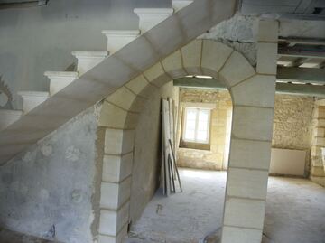 Réalisation d'un escalier en pierre de Vilhonneur, à Tabanac.